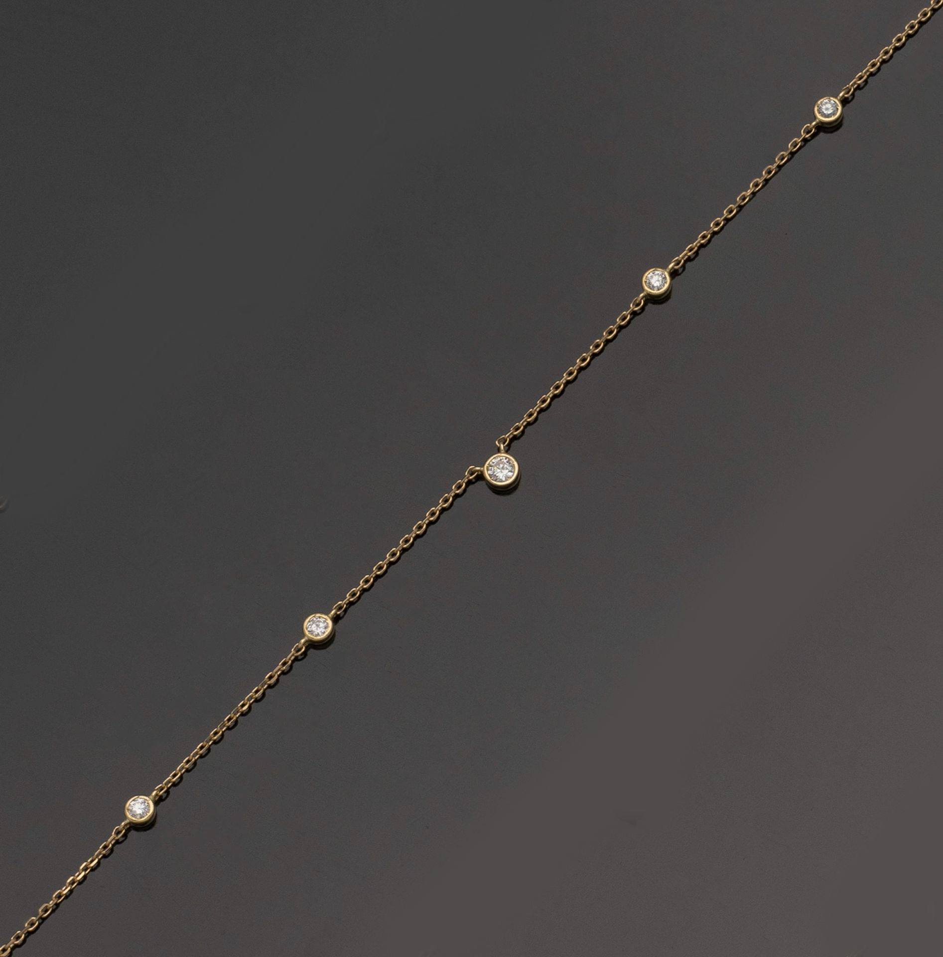 Null 18K（750/1000）黄金项链，封闭式镶嵌五颗明亮式切割钻石，其中中央的一颗最大。弹簧搭扣。
链长：41厘米 - 毛重：2克