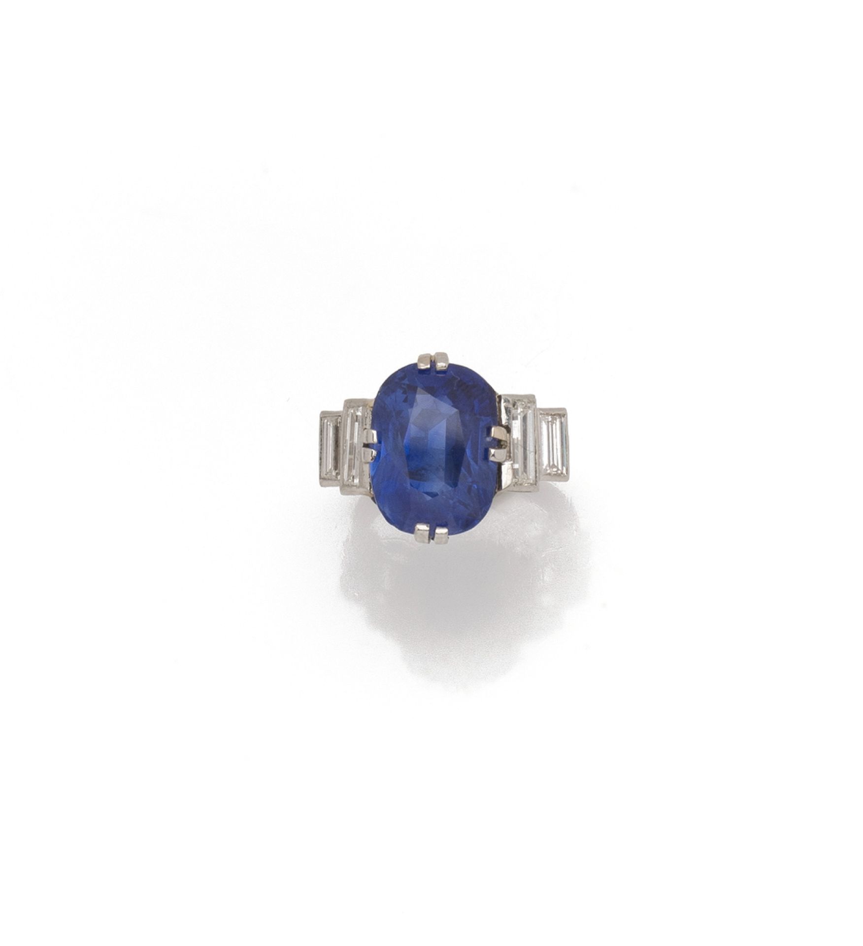 Null 铂金（950/1000）装饰艺术戒指，以一颗重达10.05克拉的锡兰枕形蓝宝石为中心，采用双爪镶嵌，并镶嵌了四颗长方形切割钻石。 
手指尺寸：50 -&hellip;