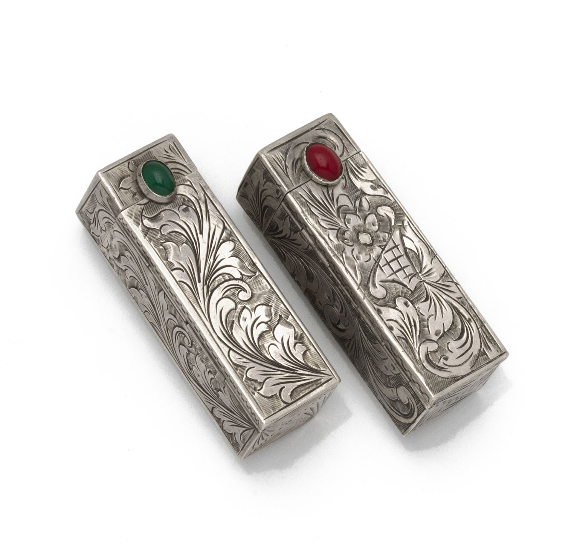 Null Paire de deux tubes de rouge à lèvres en argent (800/1000) à décor végétal &hellip;