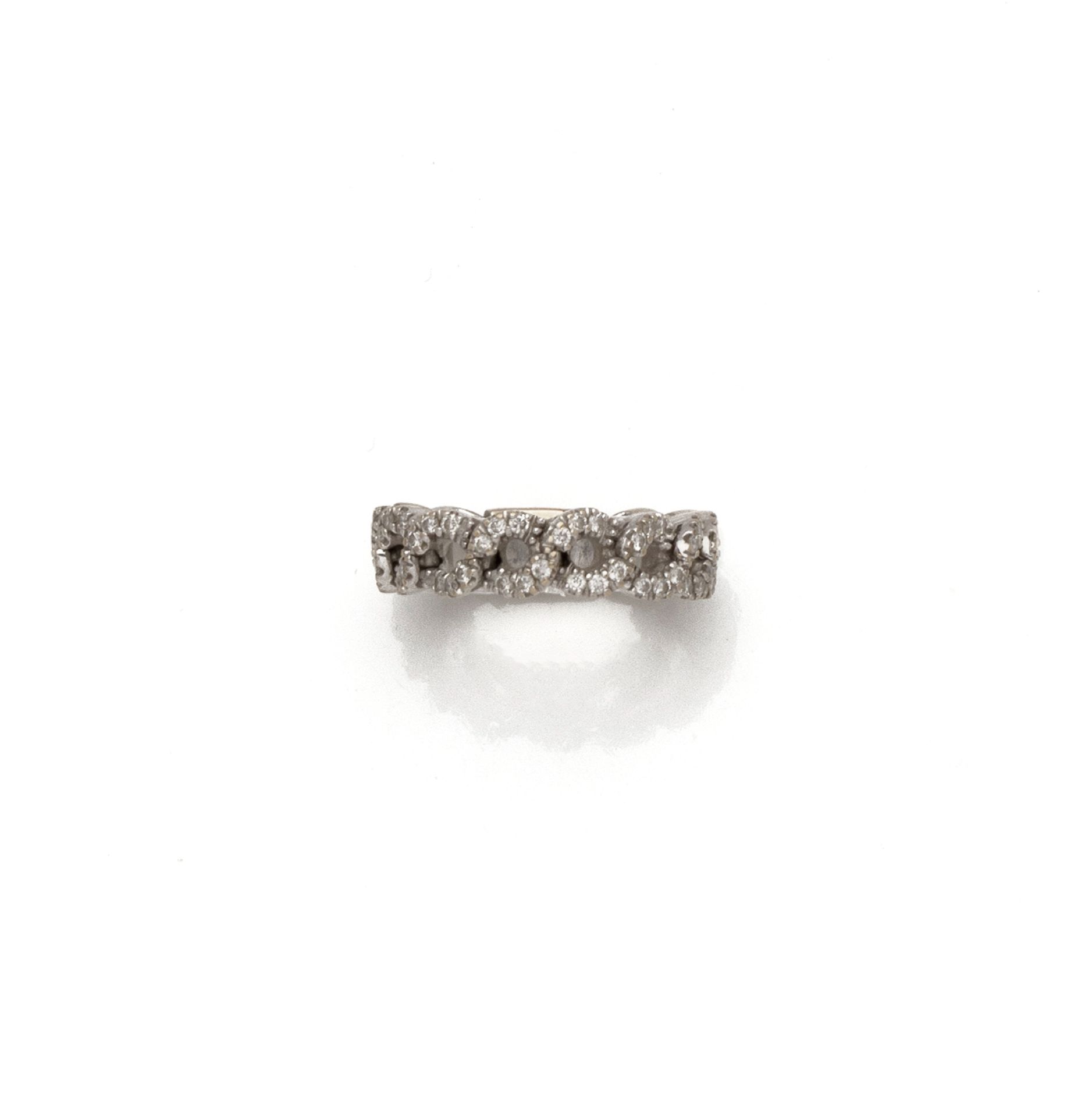 Null 18K(750/1000)白金戒指，交错设计，装饰有明亮式切割钻石。
手指尺寸：58 - 毛重：7.9 g