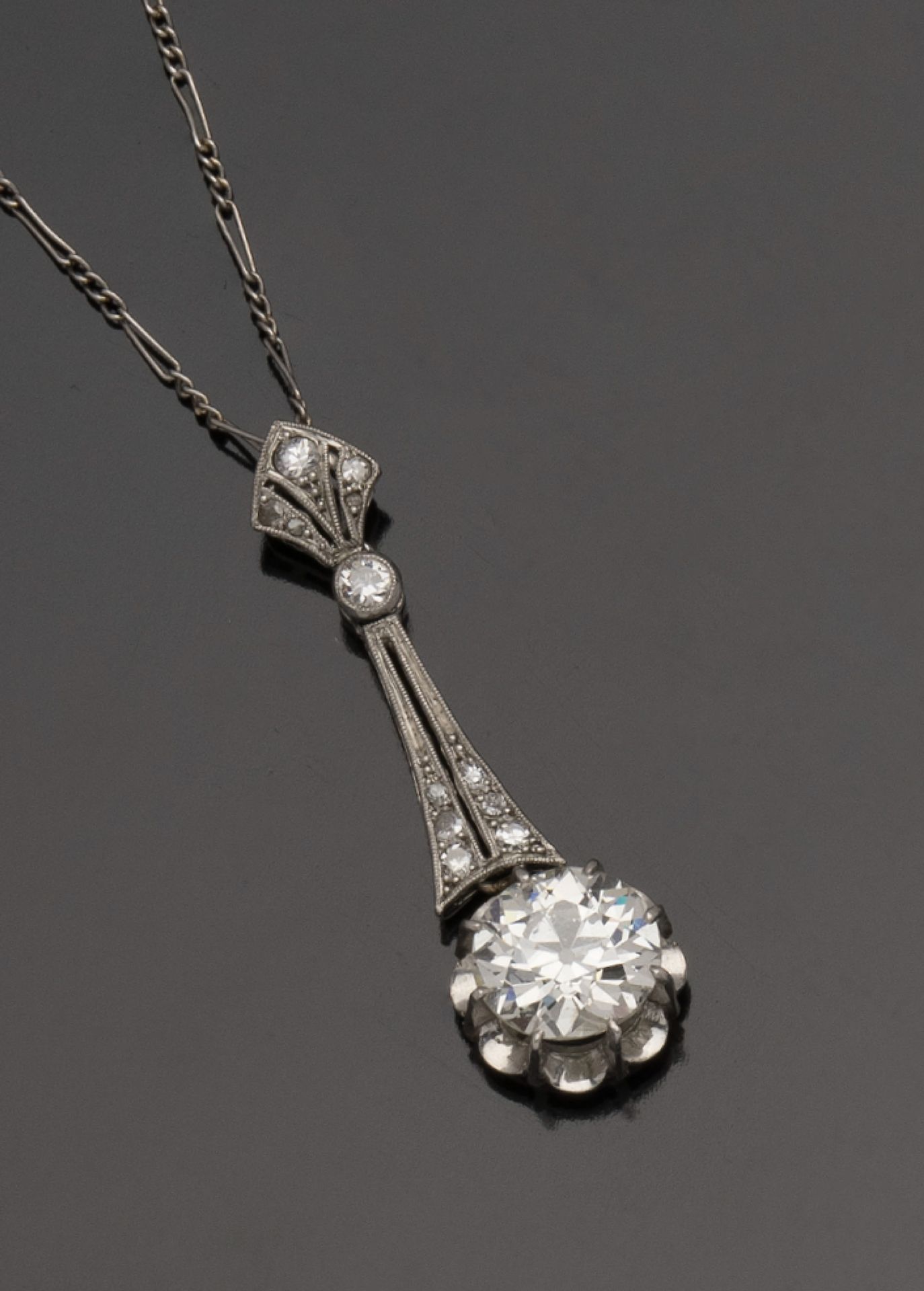 Null 铂金（950/1000）装饰艺术吊坠，镶有玫瑰式切割和老式切割钻石，在一个幻象挡板上托着一颗老式欧洲切割钻石，重约2.5克拉（计算），估计颜色为J-K&hellip;