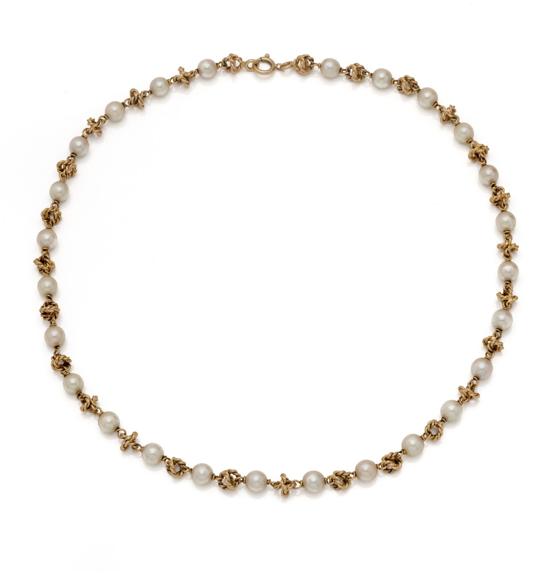 Null 18K(750/1000)黄金交替使用养殖珍珠和扭曲的链接制成的项链。
法国作品。
长度 : 43.5 cm - 毛重 : 25.5 g