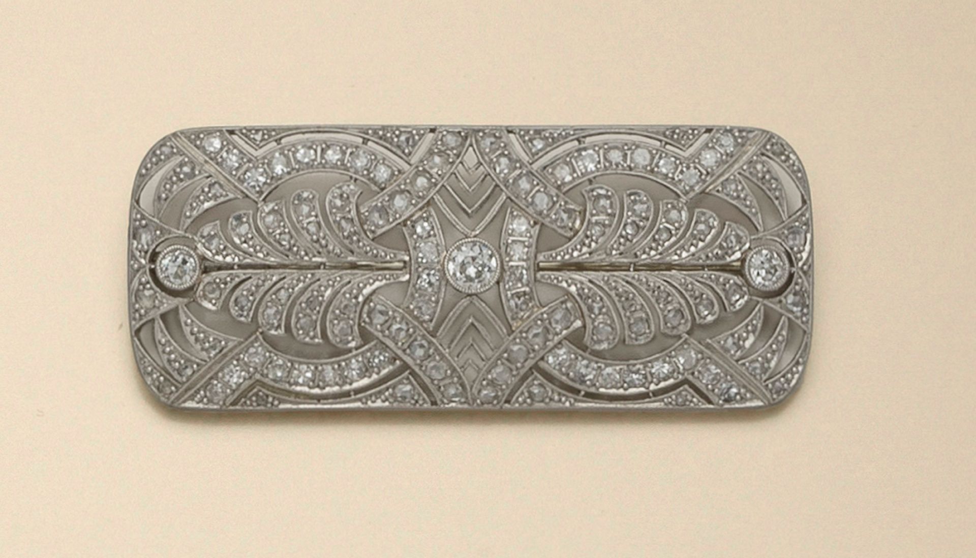 Null Rectangular plate brooch in platinum (850/1000) openworked with palmettes a&hellip;