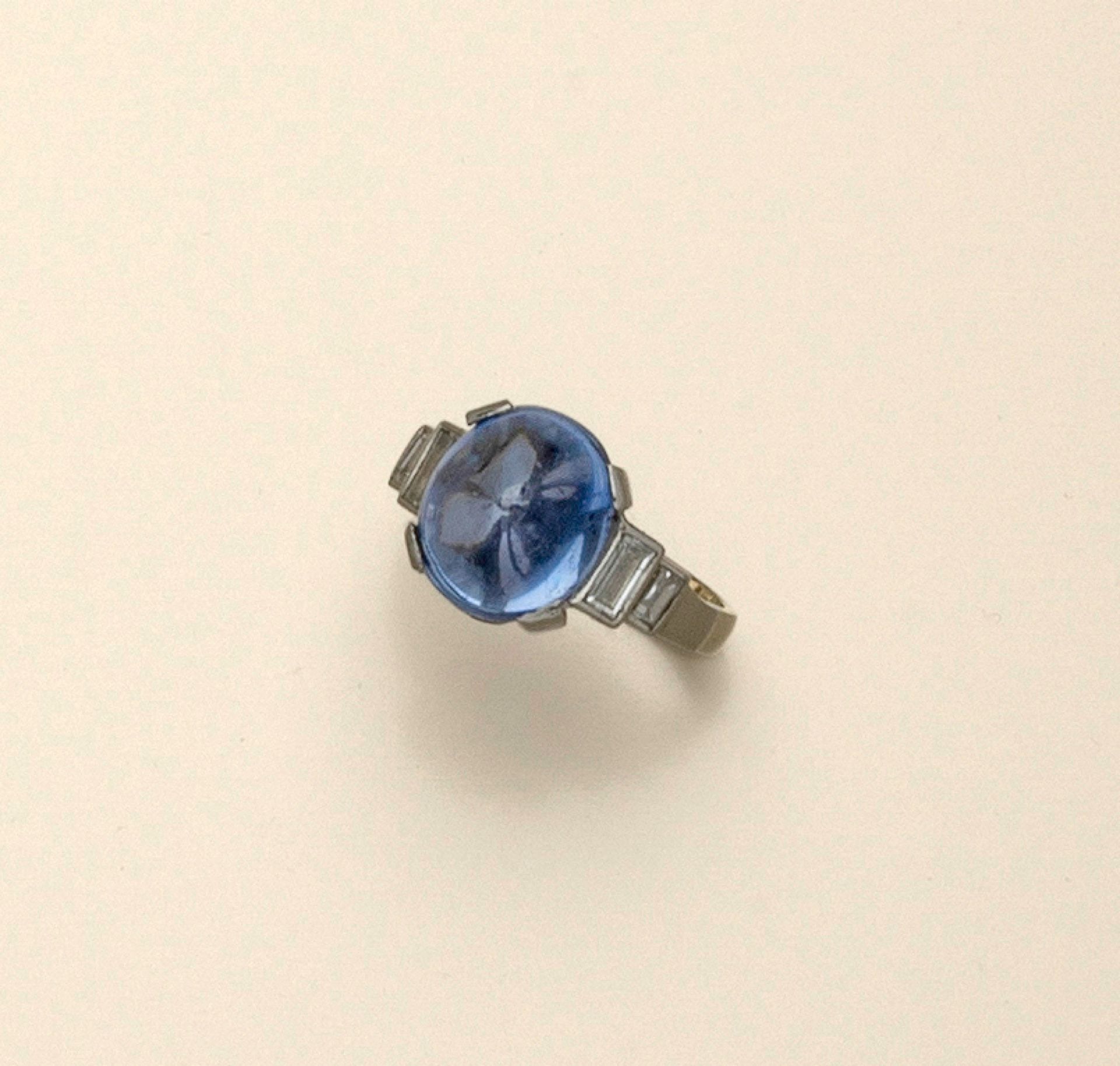 Null 18K（750/1000）白金和铂金（850/1000）戒指，以一颗重 7.60 克拉的未加热锡兰糖块蓝宝石为中心，镶嵌四颗长方形切割钻石。
手指尺寸&hellip;