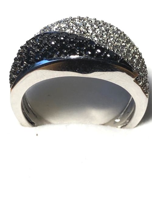 Null Ring aus Weißgold 750/1000, besetzt mit weißen und schwarzen Diamanten für &hellip;