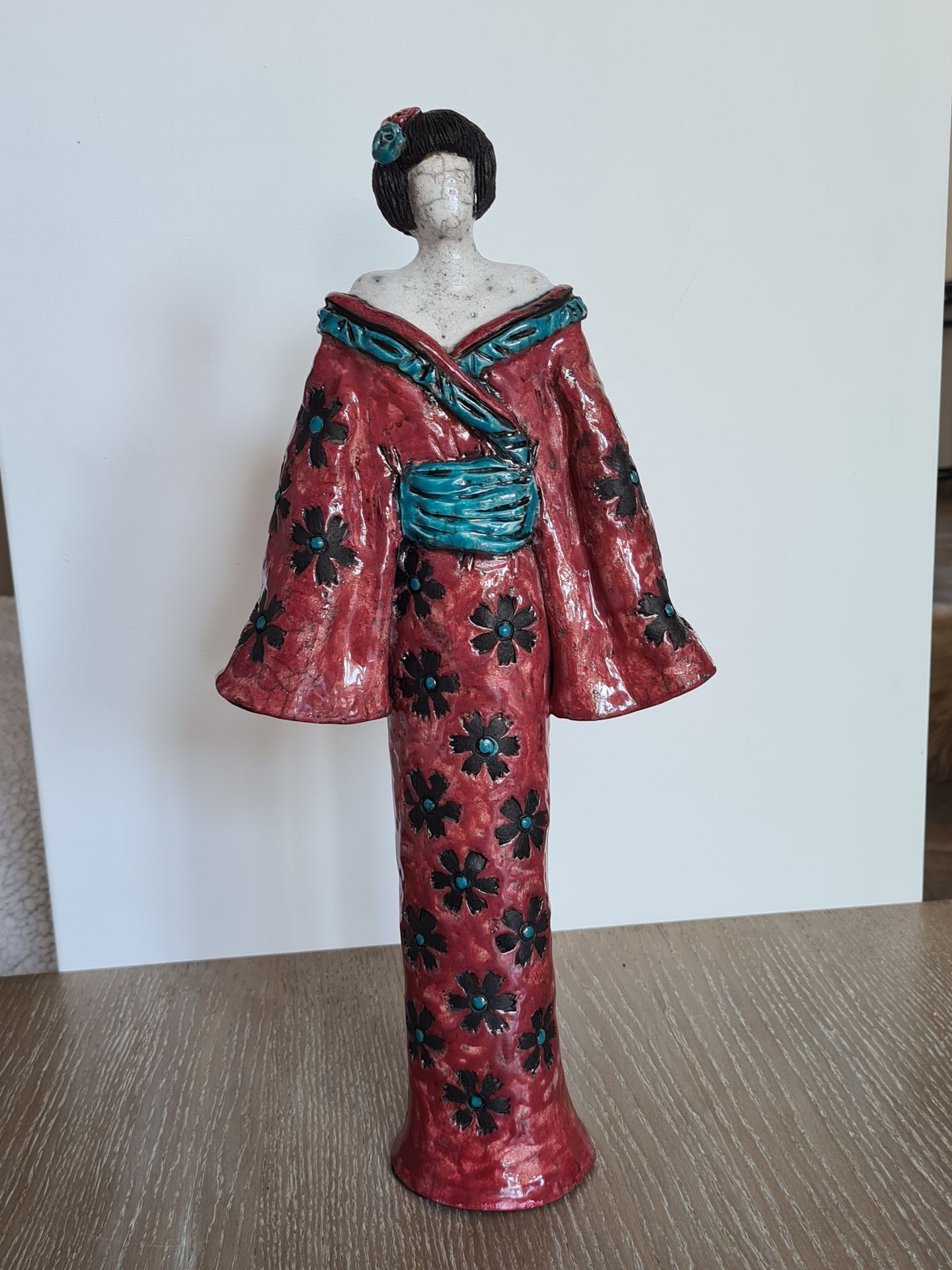 Null Brigitte LOMBARD, Geisha en raku bordeaux, hauteur 45cm, pièce unique