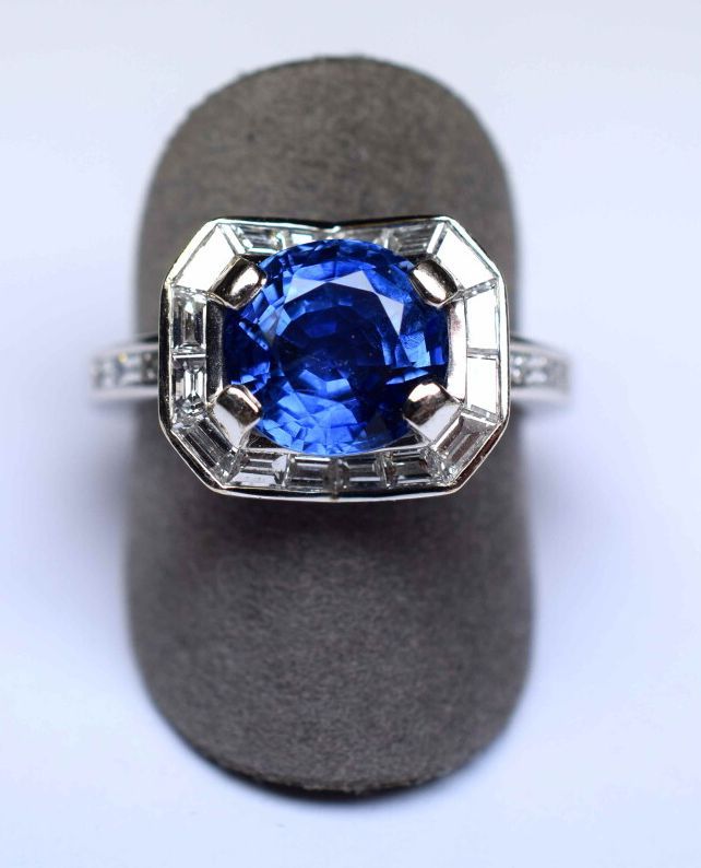 Null 白金戒指上镶嵌着一颗非常光亮的BIRMAN天然蓝宝石，重达3.79克拉。镶嵌有长方形钻石，重量约为1克拉，质量为G/VS。 

这颗蓝宝石附有宝石测量&hellip;