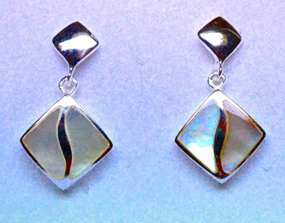Null 一对略微悬空的银质耳环，上面装饰着两个五彩斑斓的珍珠母图案，由银网隔开。

毛重：3,06克