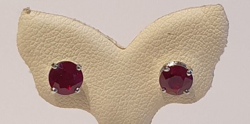 Null 重要的一对白金耳环，镶嵌了两颗圆形的天然鸟类红宝石，重达2.11克拉，红色非常明显。

这些宝石附有宝石学证书SVD 19003，该证书证明原产地为B&hellip;