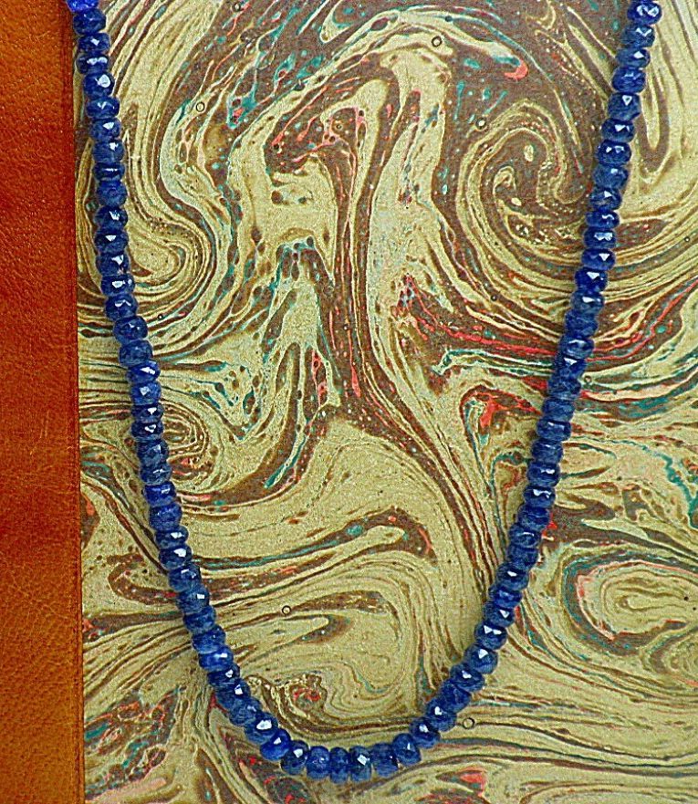 Null 重要而罕见的天然蓝宝石项链，重达101.1克拉----。

金色搭扣

重量：0,35克