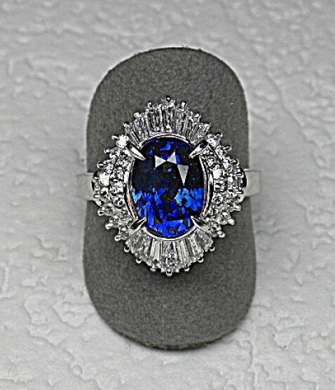 Null 铂金首饰裙环上镶嵌着一颗椭圆形的锡兰蓝宝石，重达3.93克拉，镶嵌着0.89克拉的圆形和梯形钻石，品质为特级白色VS。

重量：8.85克