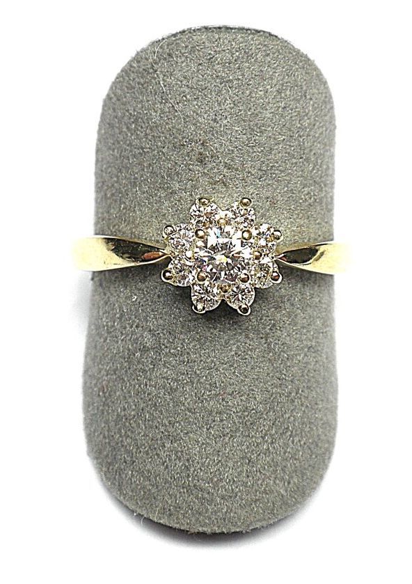 Null Bague or jaune sertie de huit diamants de belle qualité, le centre plus imp&hellip;