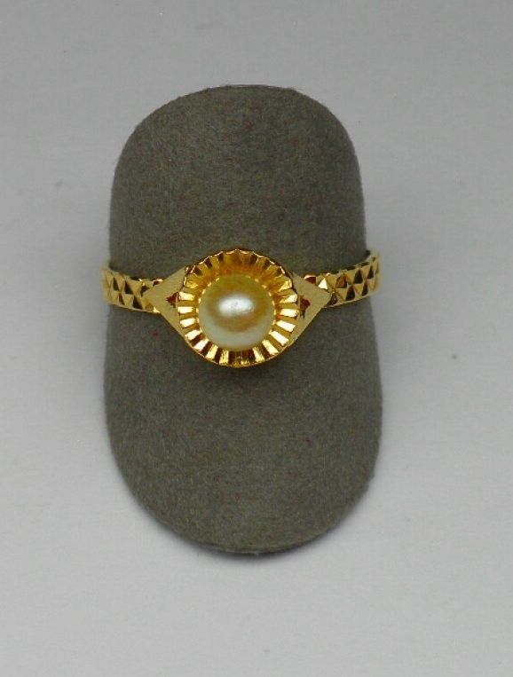 Null Anello in oro giallo con un anello stilizzato centrato su una perla coltiva&hellip;