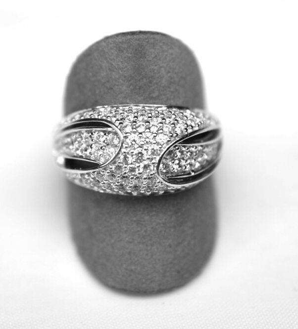 Null Bague jonc stylisé en or bicolore sertie de diamants ronds taille moderne p&hellip;