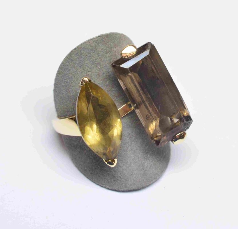 Null 镶嵌两颗烟熏石英的黄金戒指，一颗为程度切割，另一颗为榄尖形切割

重量：5,03克
