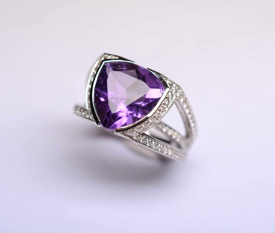 Null 白金戒指，镶嵌98颗1克拉左右的钻石，质量为G/VS，装饰有一颗颜色非常漂亮的Troïdia紫水晶，重约5.50克拉。

重量：7,06克