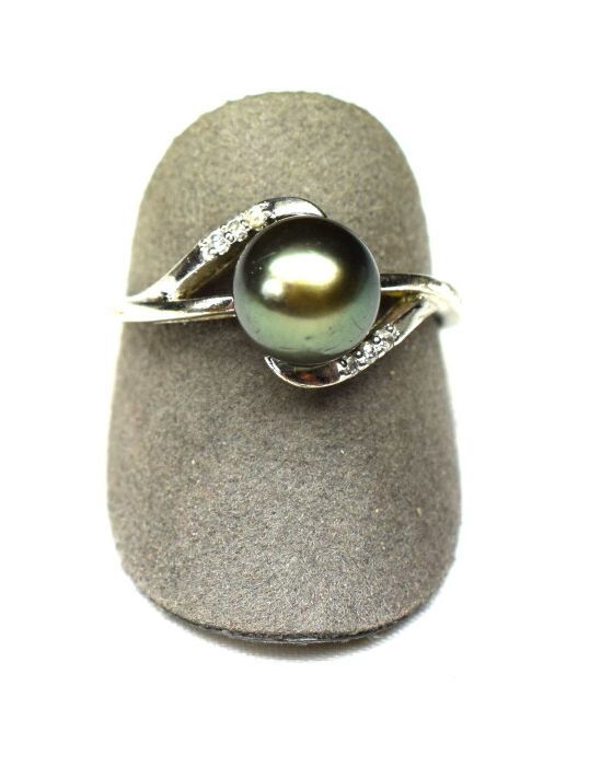 Null Anello in argento centrato con una perla naturale di Tahiti di diametro 7,5&hellip;