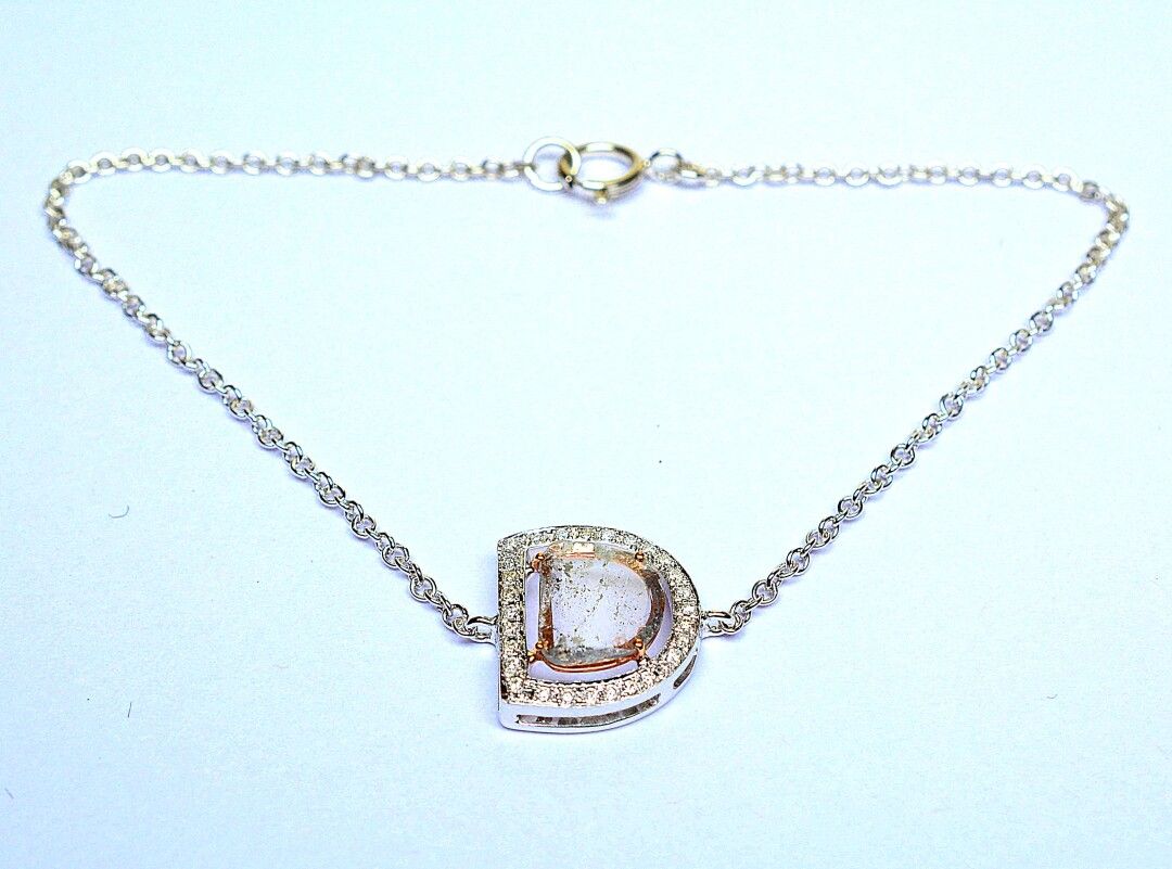 Null Bracelet bicolore en or blanc et or rose centré d'un diamant plat facetté d&hellip;