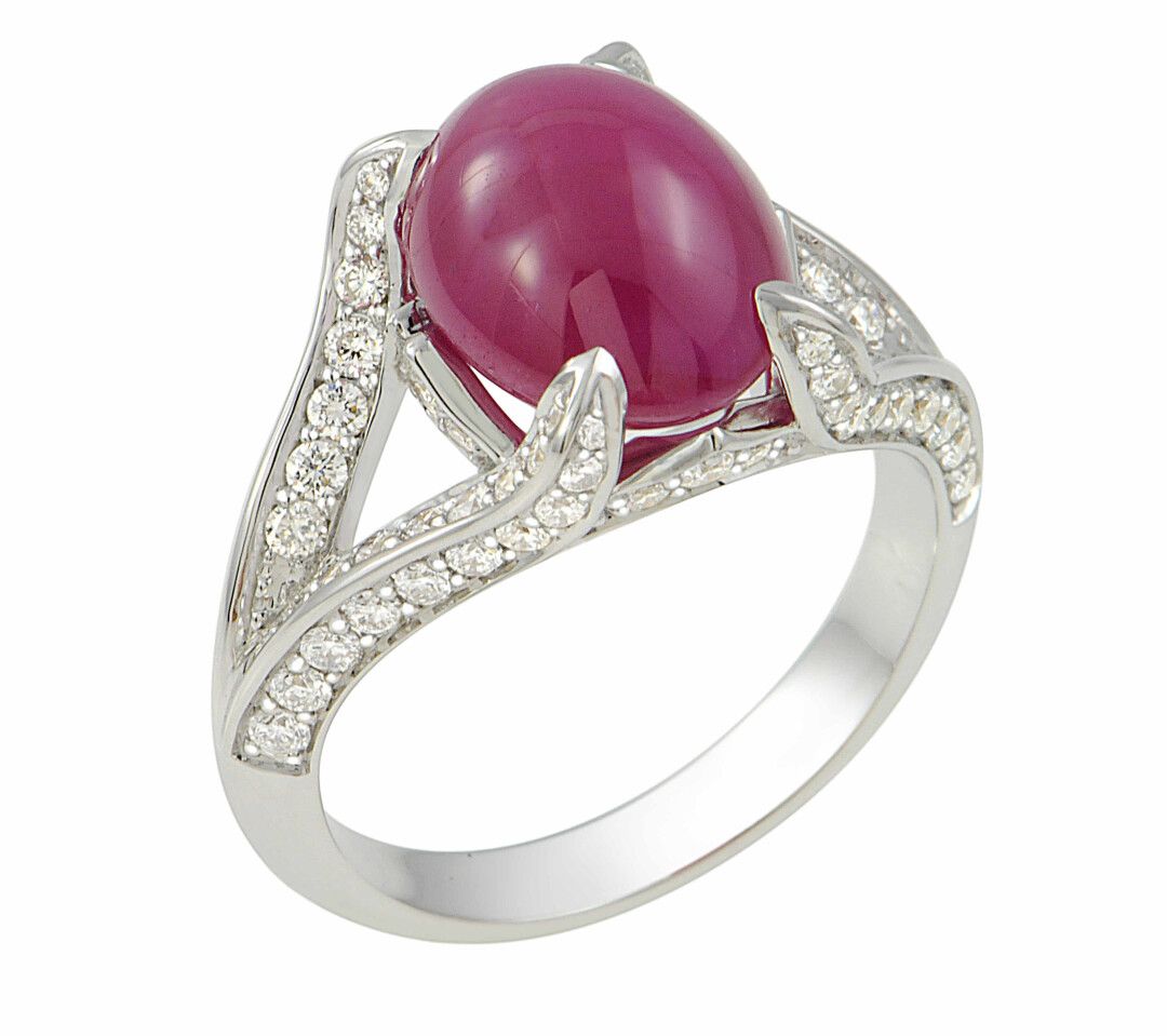 Null 白金戒指在其风格化的爪子之间装有圆形现代切割钻石，约1克拉，椭圆形凸圆形红宝石Natural BIRMAN，共6.33克拉。 

这颗红宝石附有Emi&hellip;