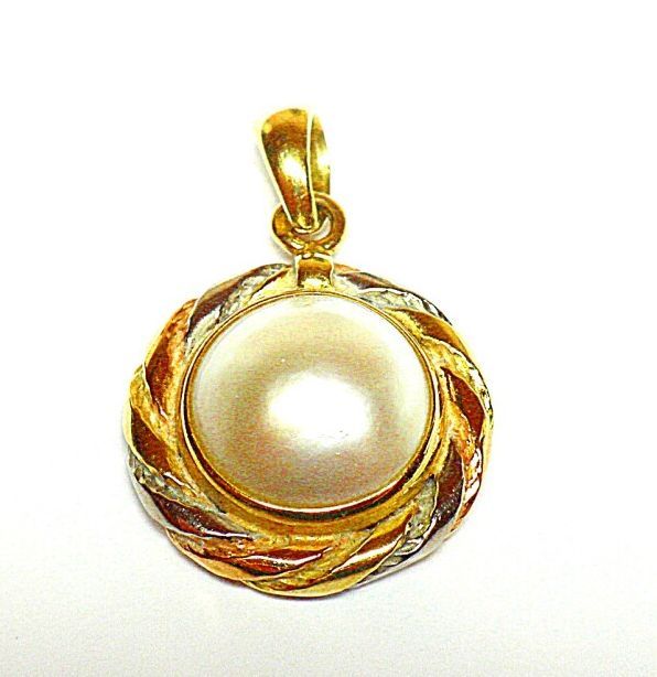 Null Precioso colgante bicolor con una perla de Mabé en el centro. 

Peso: 2 gr.