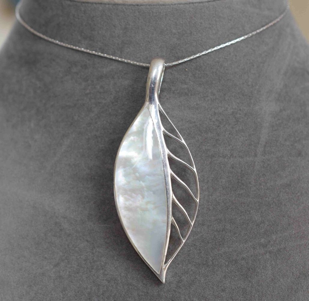 Null Pendant on its chain of stylized leaf shape in silver for half of silver ve&hellip;