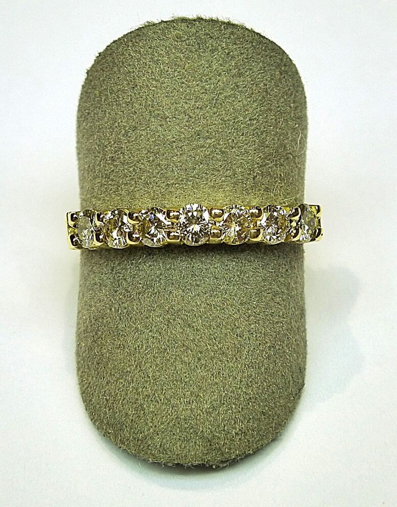 Null 黄金半婚戒，镶嵌7颗钻石，约0.60克拉，品质优良。

重量：2,15克