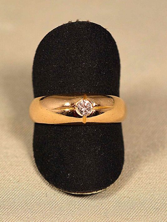 Null Yellow gold ring set with a 0.10 carat modern cut diamond of very good qual&hellip;