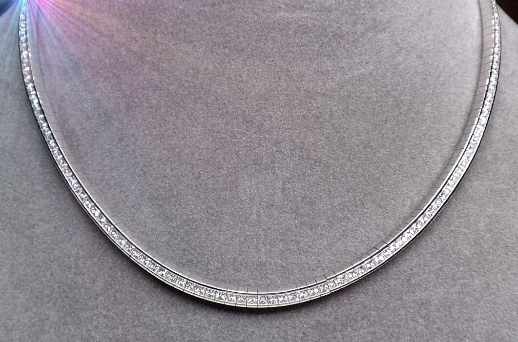 Null 镶有195颗公主式切割钻石的白金项链 - 约12克拉的特级白色品质VS（G/VS）。

重量：39.20克