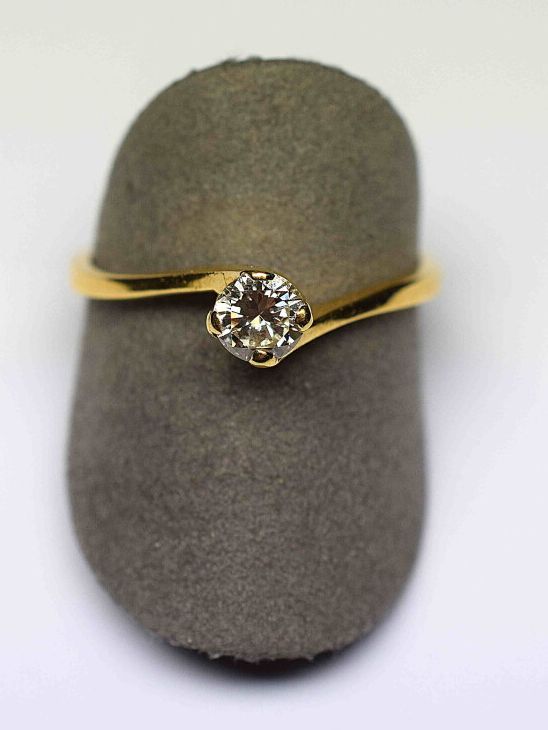 Null 黄金单颗钻石戒指，镶有一颗约0.40c的优质钻石

重量：2,35克