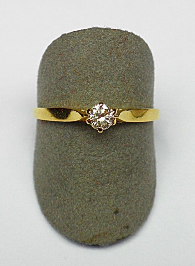 Null 黃金單鑽戒指，鑲有一顆圓形現代切割鑽石，重0.10克拉，具有美麗的光澤。

TDD 45

重量2,49克
