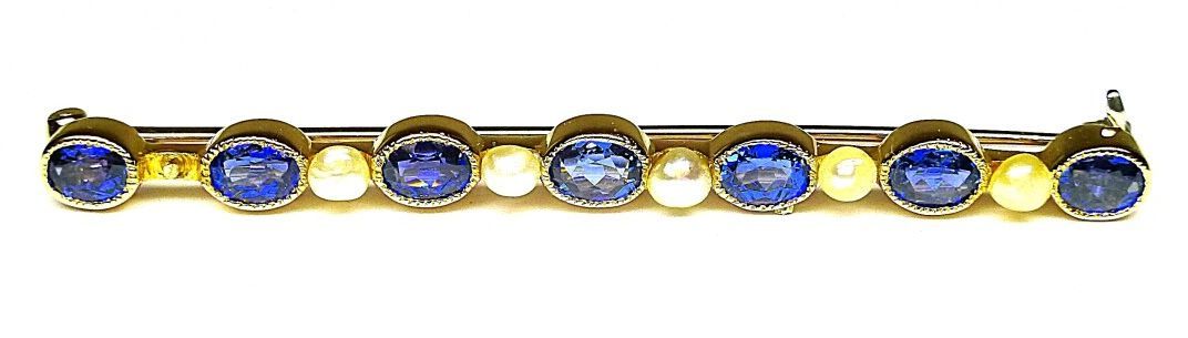 Null 14K金胸针，持有七颗精美的彩色蓝宝石和四颗珍珠

毛重：3,33克