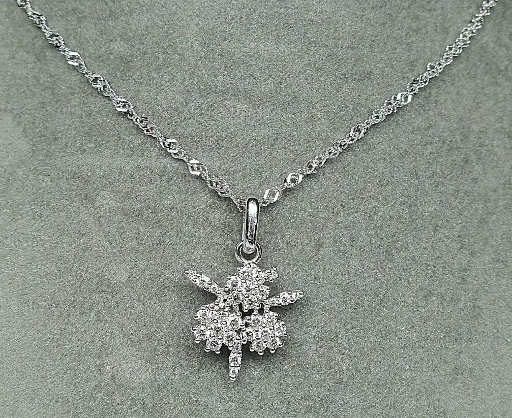 Null Ciondolo in oro bianco rappresentante tre fiori con pavé di diamanti per 1,&hellip;