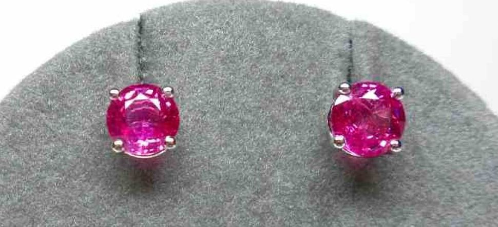 Null Rare pair of white gold earrings set with two round NATURAL pink sapphires &hellip;