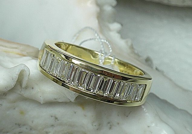 Null 镶嵌长方形钻石的黄金轨道结婚戒指，重约1.60克拉，质量为G/VS。

薄利多销

重量：5.58克