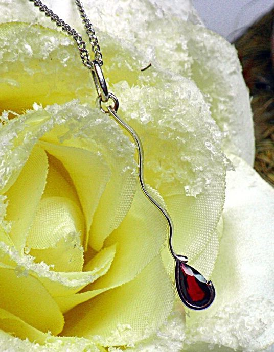 Null Pendant of modern form set with a pink tourmaline of 0,70 carat approximate&hellip;