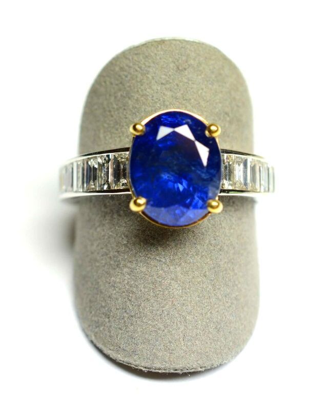 Null 双色戒指，以一颗椭圆形的天然蓝宝石为中心，可能是缅甸的，重达4.05克拉的发光天鹅绒般的蓝色，镶嵌有一滴长方形钻石，约1.20克拉，质量为G/VS..&hellip;