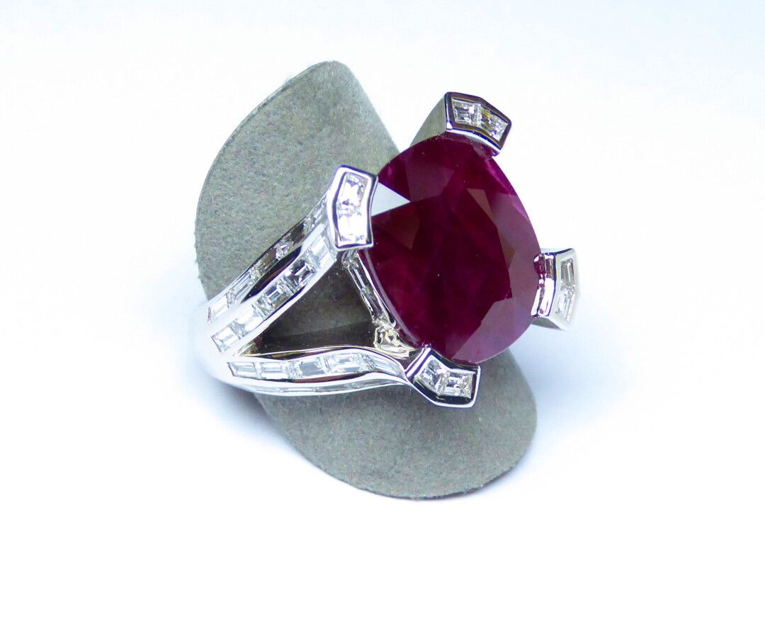 Null White gold jewellery ring centered with a large oval NATURAL ruby probably &hellip;