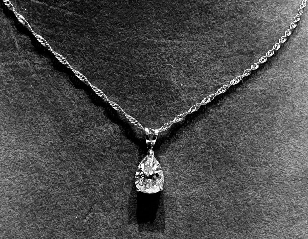 Null 白金吊坠，链子上有一颗现代水滴钻石，重约3.30克拉。 质量为J-P1。美丽的光辉。重量：3,80克