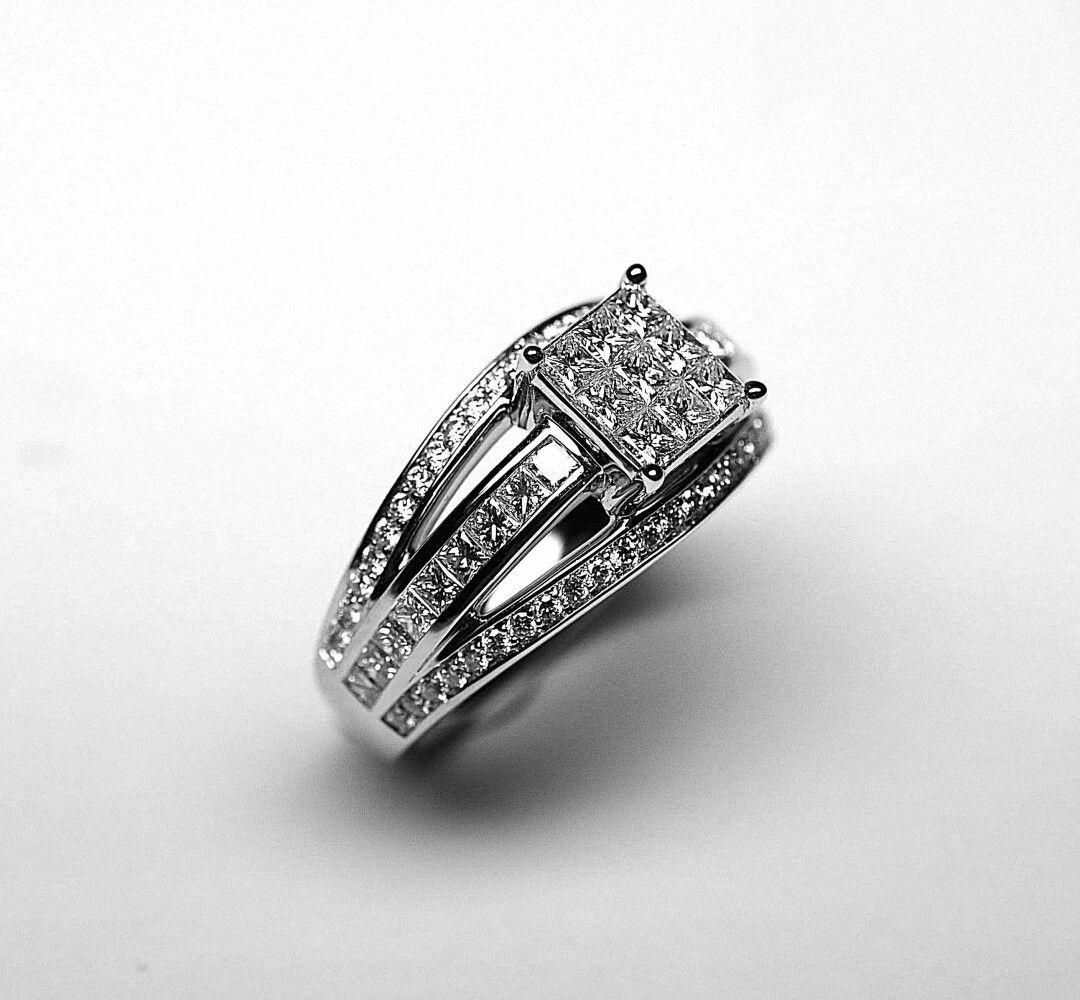 Null 白金三环戒指，中间镶嵌了9颗公主钻的神秘戒指，戒指上镶嵌了圆钻和公主钻，约1.80克拉，质量为G/VS。

重量：8.54克