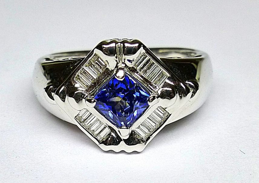 Null 八角形白金戒指，镶有一颗方形锡兰蓝宝石，约0.80克拉，颜色美丽，镶嵌长方形钻石，约1.40克拉，质量为H/VS。

重量：6.99克