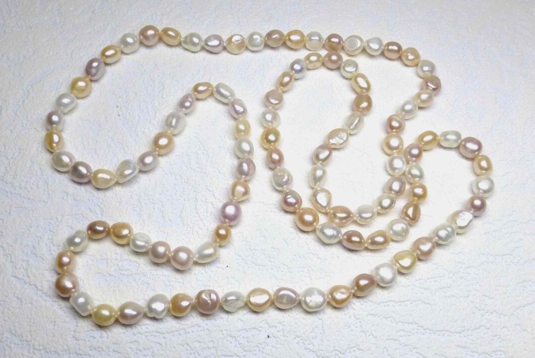 Null 非常原始的长项链，由巴洛克形状的多色天然养殖珍珠制成，长1.20米（每颗珍珠之间有一个结）。