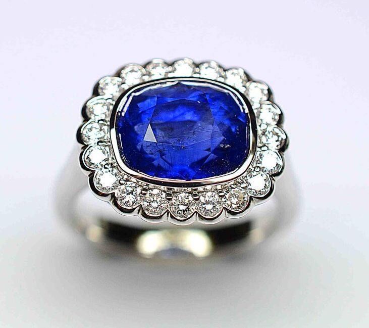 Null 白金戒指上镶嵌着一颗大的枕形天然蓝宝石，可能是缅甸蓝，重5.28克拉，扇形镶嵌着20颗额外的白钻VS

这颗蓝宝石附有AIGS宝石学证书，编号GF12&hellip;