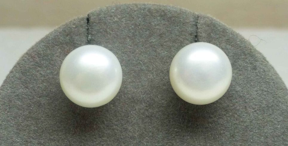Null 一对天然养殖珍珠耳环 "纽扣 "形状，直径9毫米 - 银质镶嵌