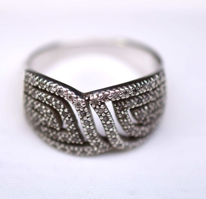 Null Silver ring with lines of zirconium oxides

TDD 54

weight: 4,65 gr