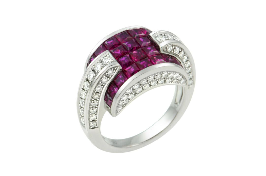 Null 白金 "装饰艺术 "戒指，以深红色校准红宝石为中心，约3.50c。 镶嵌现代圆钻，约1.50c。G/VS。

重量：11.52克