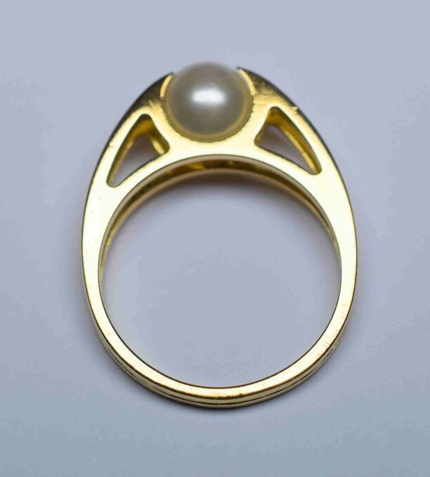 Null Bague en or jaune double anneau protégeant une belle perle de culture

TDD &hellip;