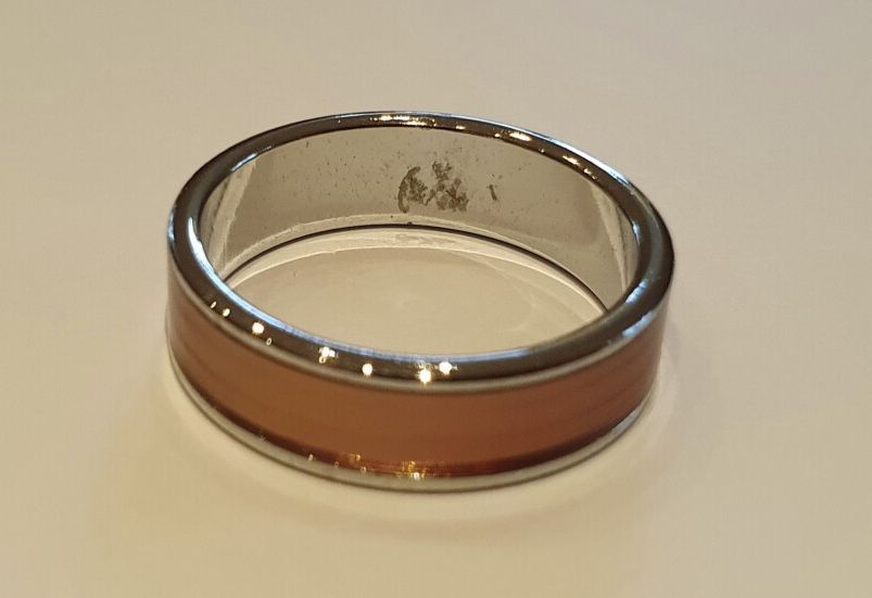 Null Two-tone metal ring.
