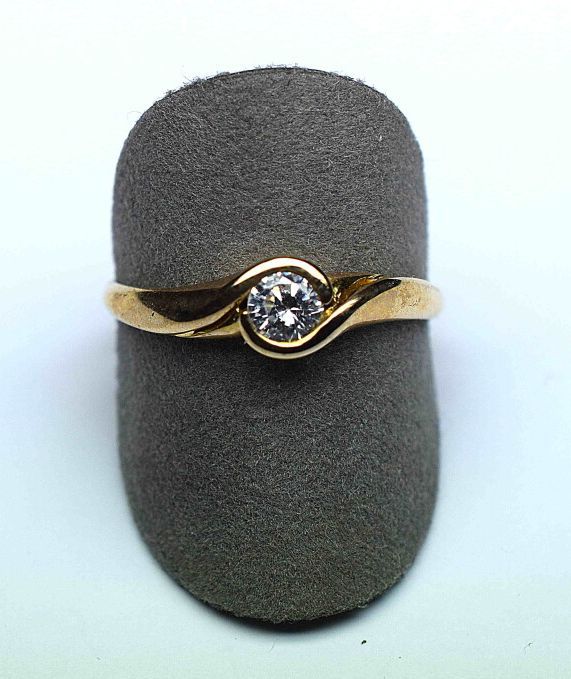 Null Yellow gold ring set with an imitation diamond

weight: 1,20 gr