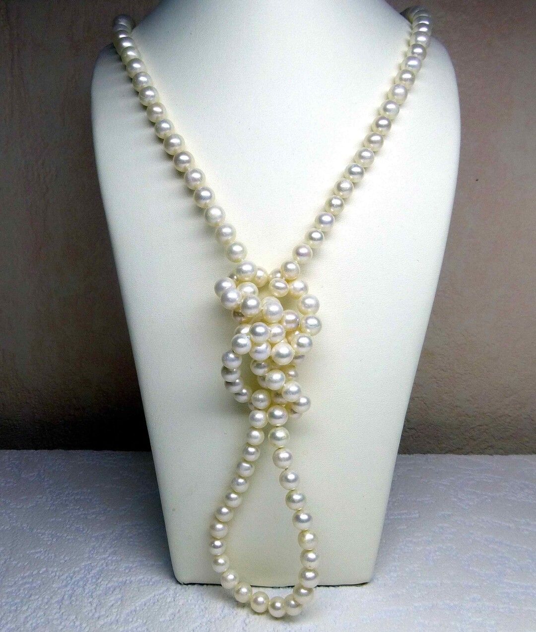 Null 天然养殖珍珠制成的长项链 

直径7-7.5毫米，长度1.20米

(每颗珍珠之间打一个结)