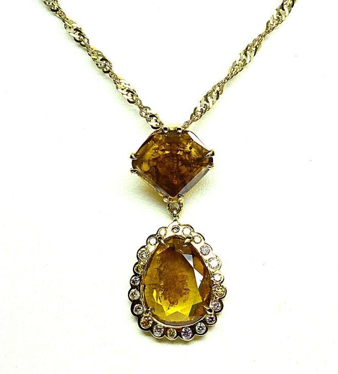 Null Yellow gold pendant with a square diamond and a drop diamond weighing 2.80 &hellip;
